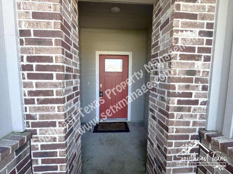 111 Lakeway Cir - Photo 2 of 27