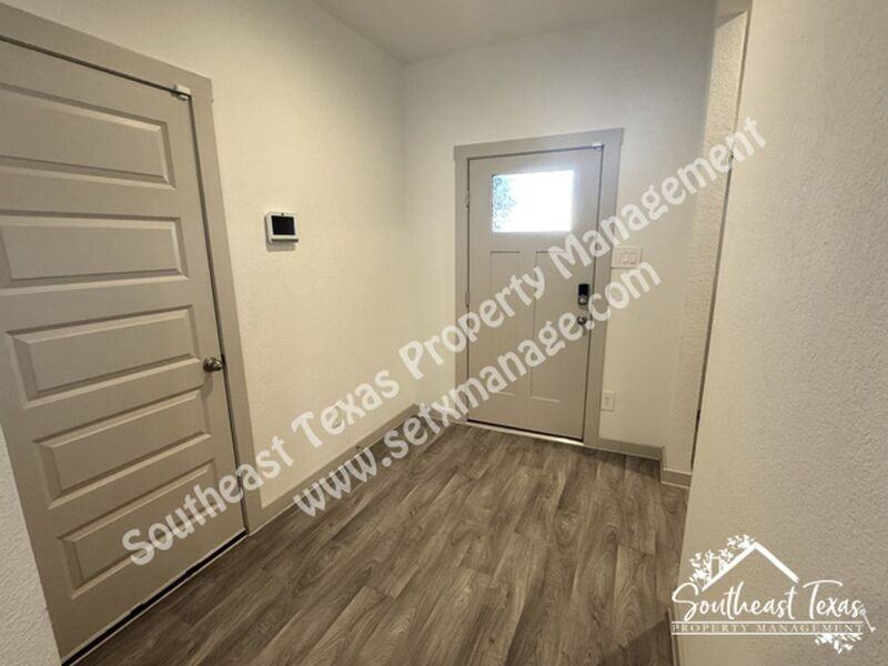 111 Lakeway Cir - Photo 3 of 27