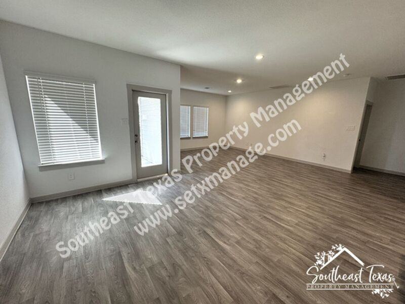111 Lakeway Cir - Photo 4 of 27