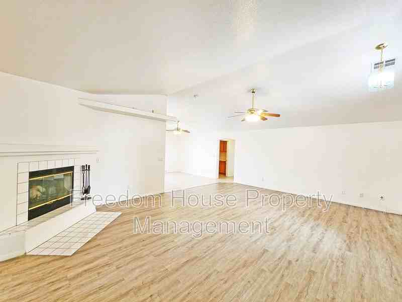 1660 Chowchilla Cir - Photo 4 of 33