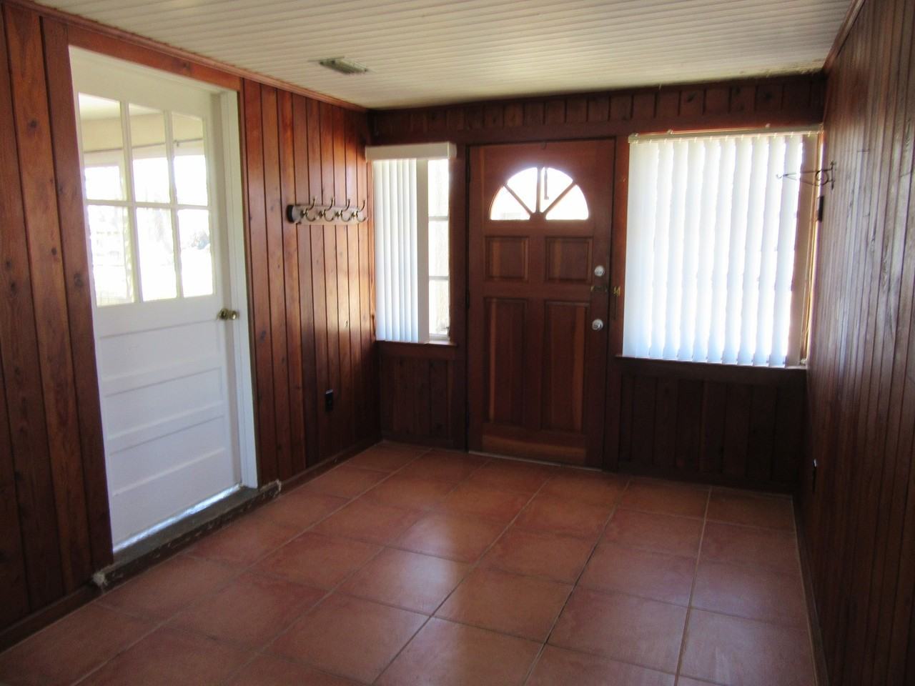 138 N Harris Ave - Photo 2 of 17