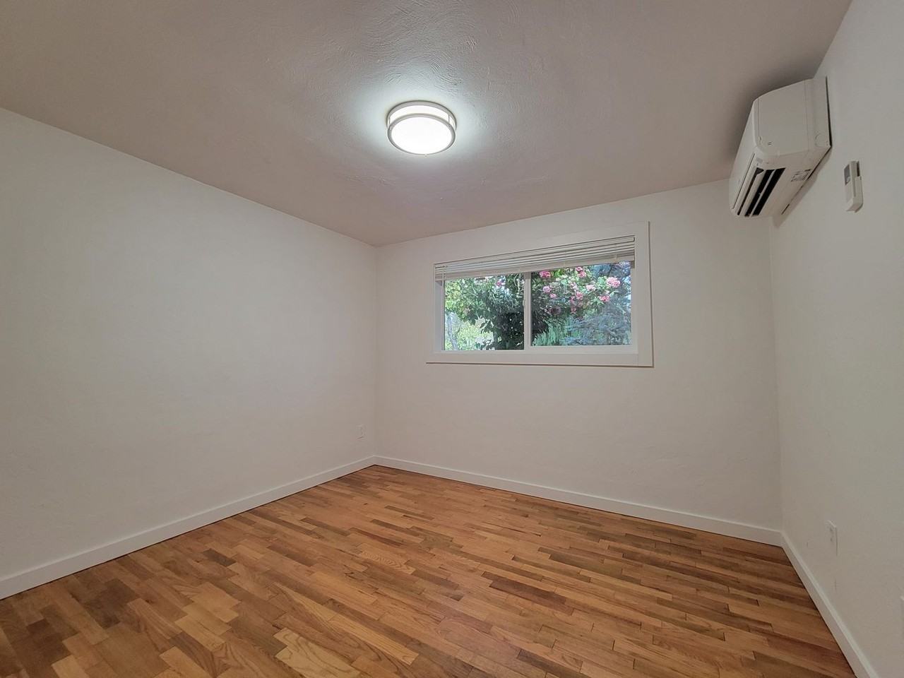 1228 Ne Ravenna Blvd - Photo 3 of 18