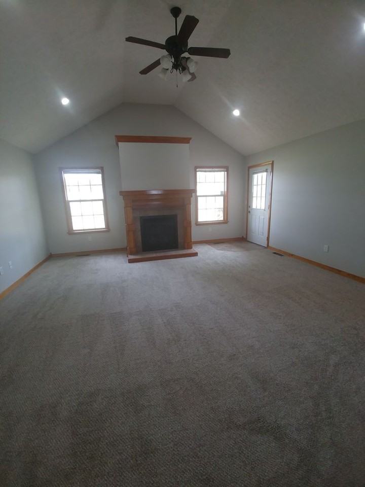 1201 E Eagle Rock Dr - Photo 2 of 9