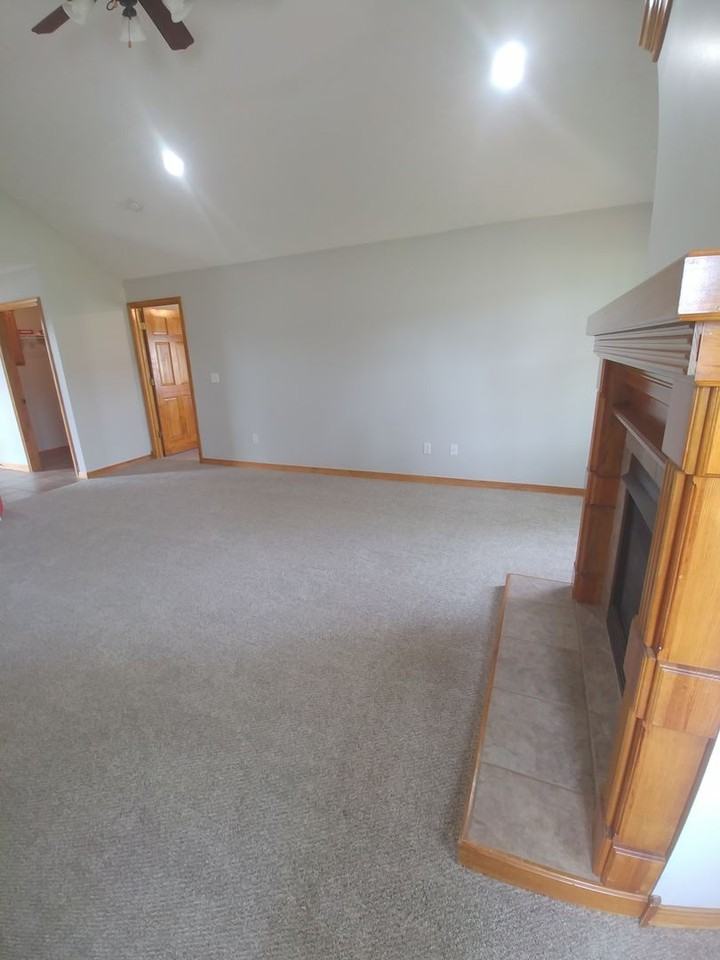 1201 E Eagle Rock Dr - Photo 3 of 9