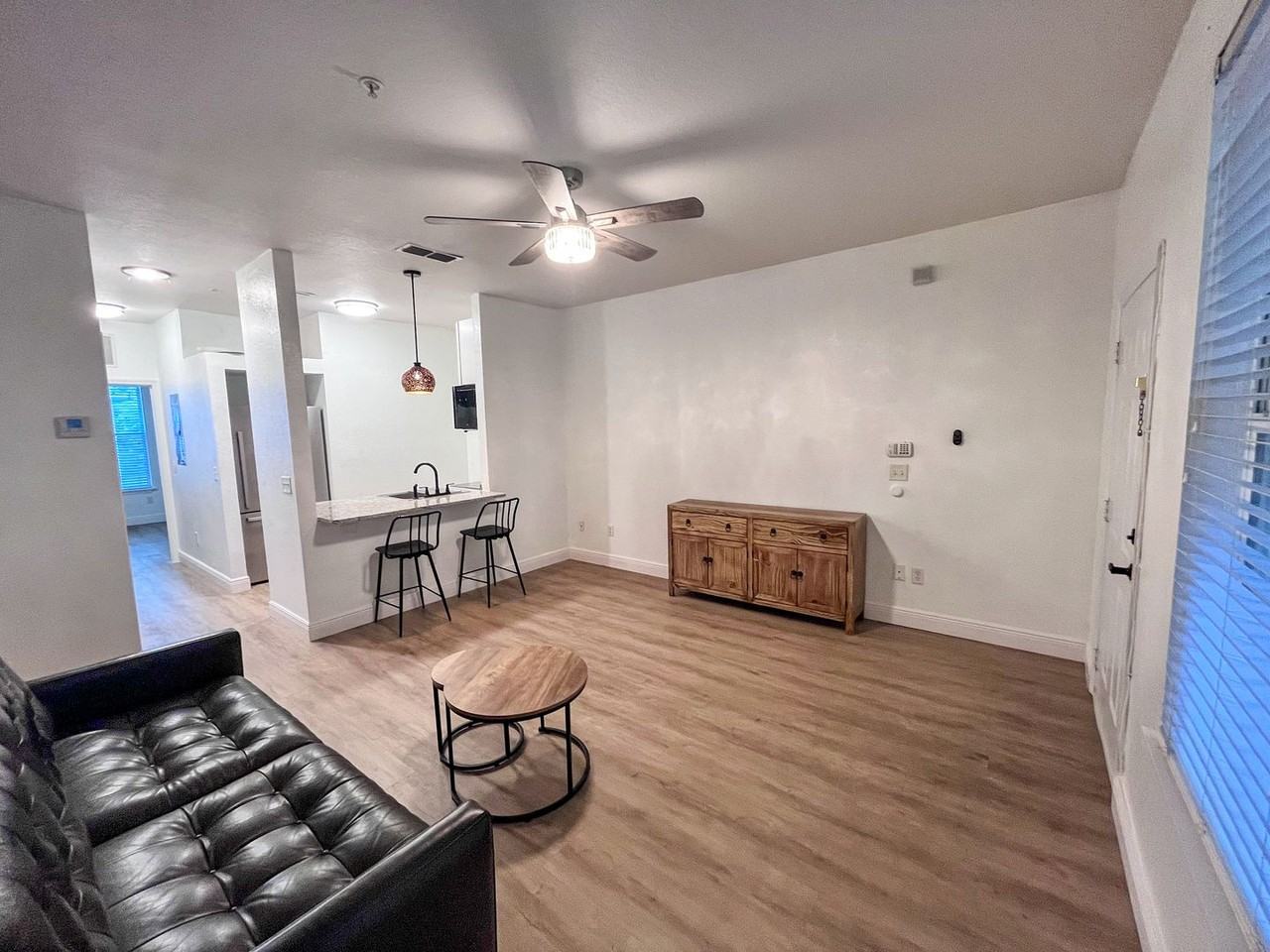 621 Sw 10th St - Photo 2 of 12