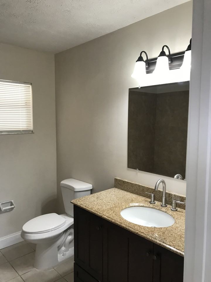 382 Sw Violet Ave #1 - Photo 3 of 18