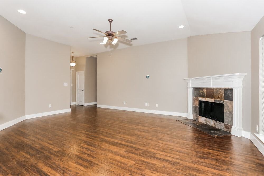 915 Joshua Dr - Photo 3 of 16