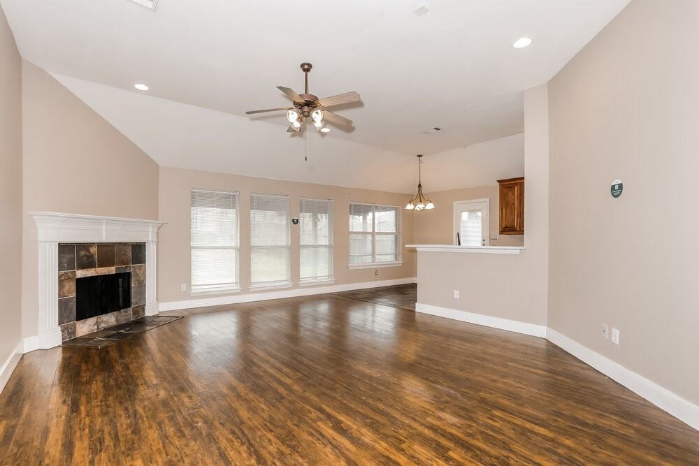 915 Joshua Dr - Photo 4 of 16
