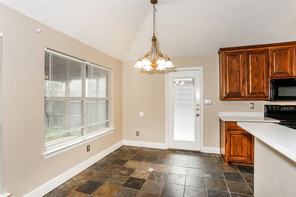 915 Joshua Dr - Photo 6 of 16