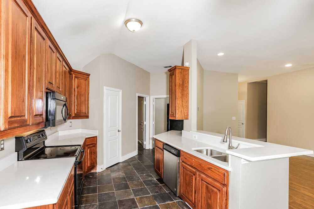 915 Joshua Dr - Photo 7 of 16