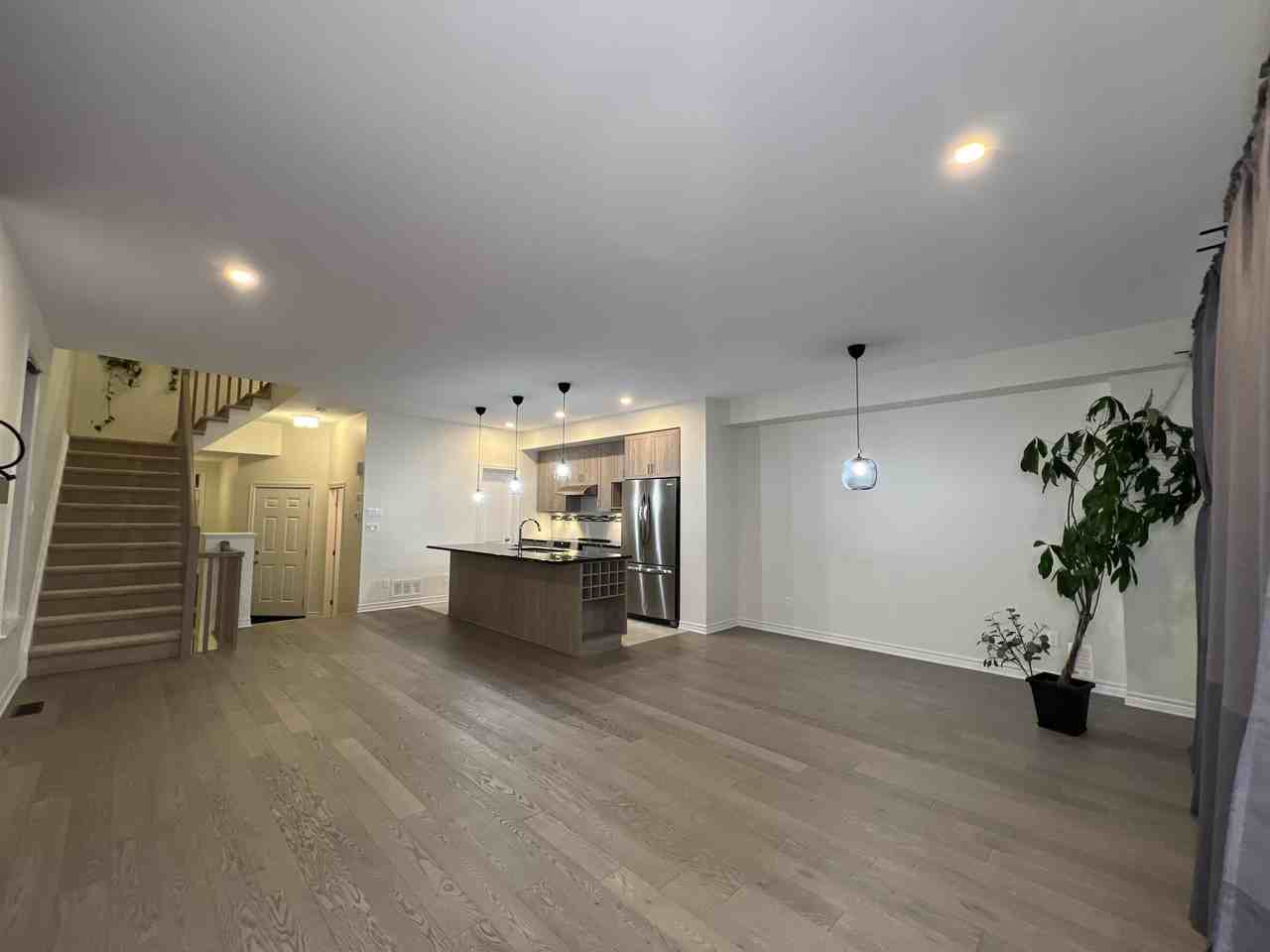 668 Putney Cres #1 - Photo 3 of 24
