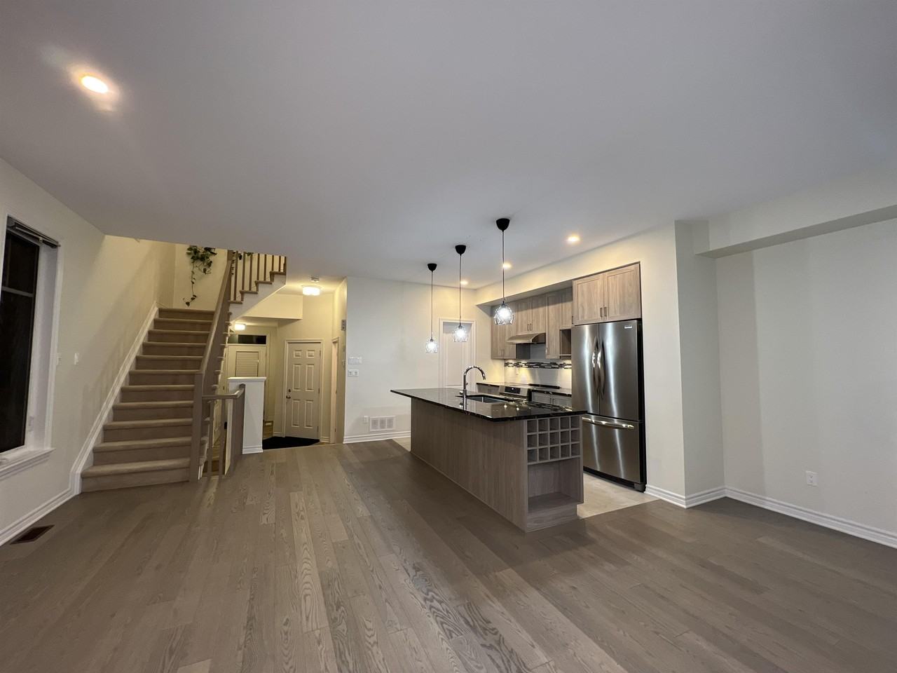668 Putney Cres #1 - Photo 4 of 24
