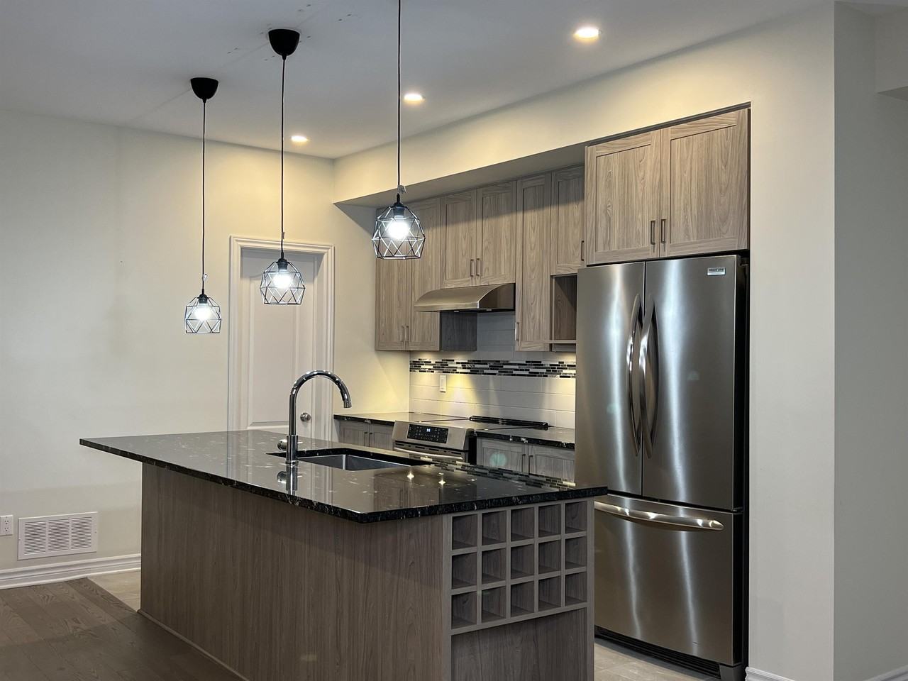 668 Putney Cres #1 - Photo 5 of 24