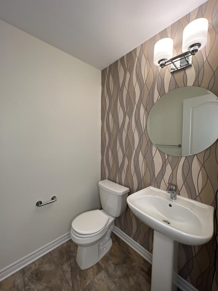 668 Putney Cres #1 - Photo 6 of 24