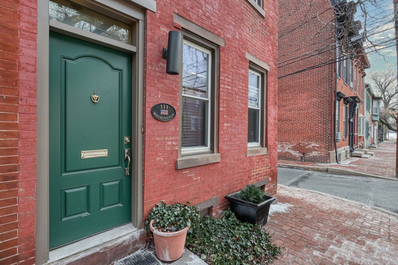 111 Washington St - Photo 3 of 50