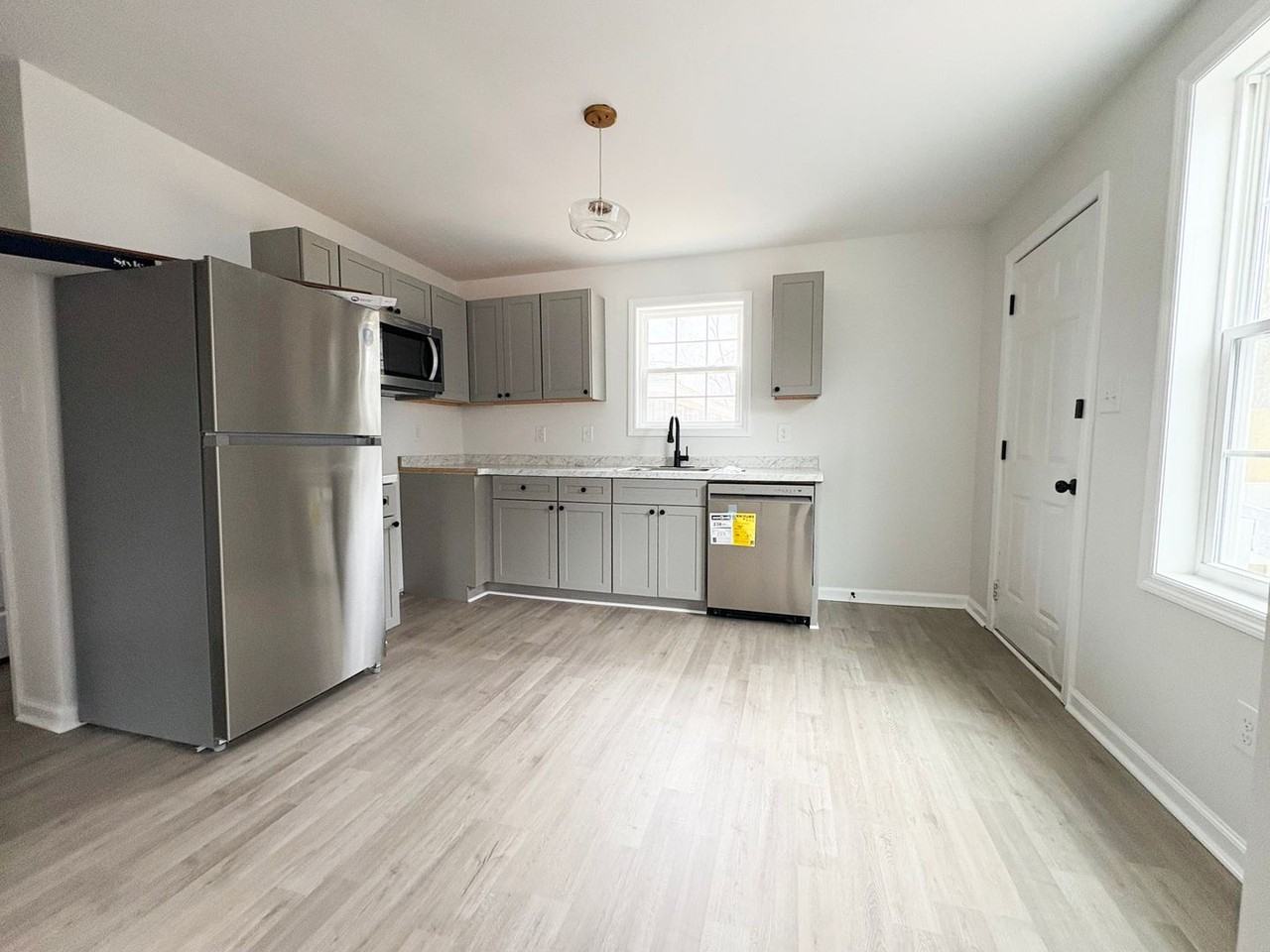 215 Andy St - Photo 3 of 10