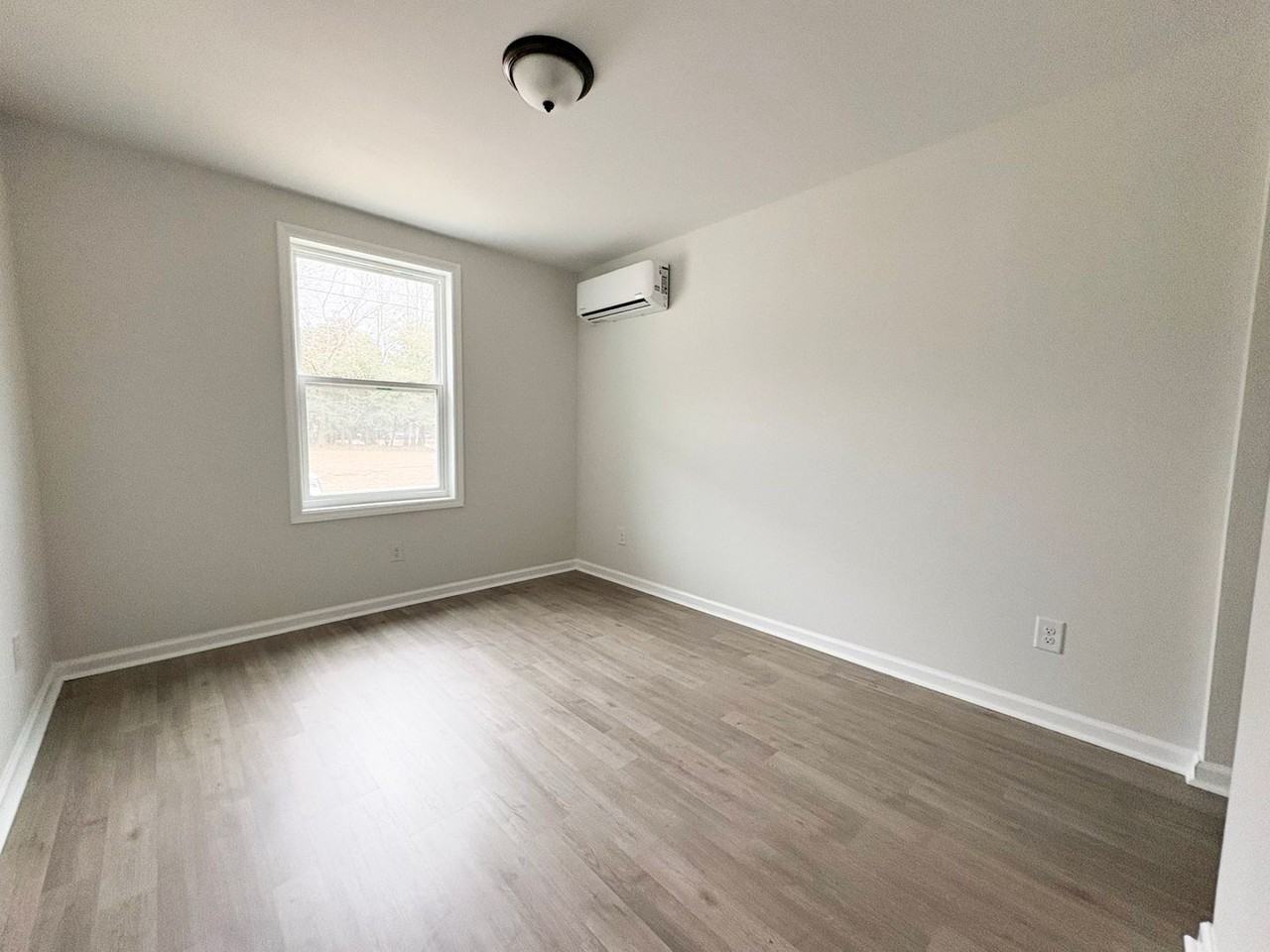 215 Andy St - Photo 4 of 10