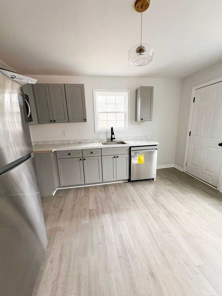 215 Andy St - Photo 6 of 10