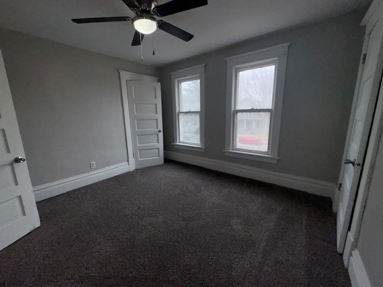 813 W 11th St - Photo 2 of 8