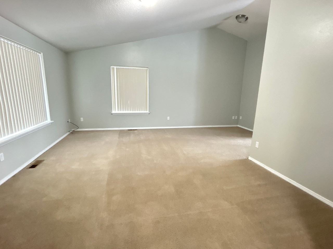 637 Se Conifer Ct - Photo 2 of 14