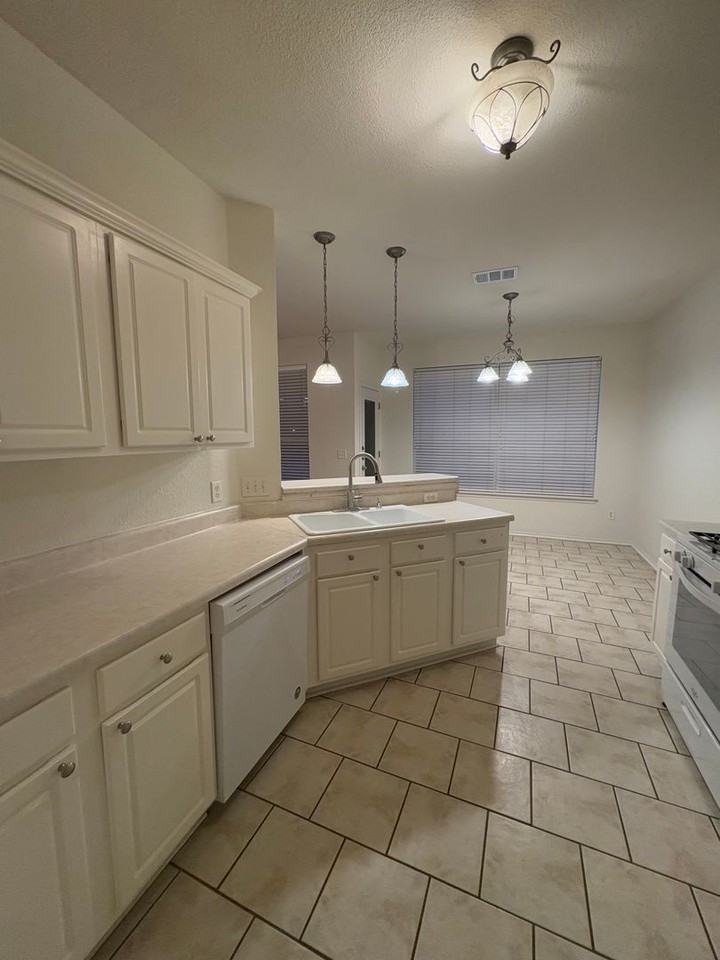 108 Prairie Springs Cv - Photo 2 of 32