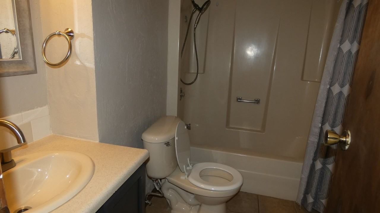 6404 Nw Birch Ave - Photo 7 of 15