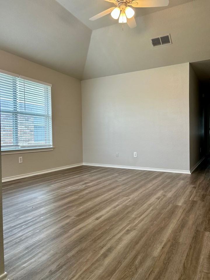 314 Schumacher Dr - Photo 5 of 19
