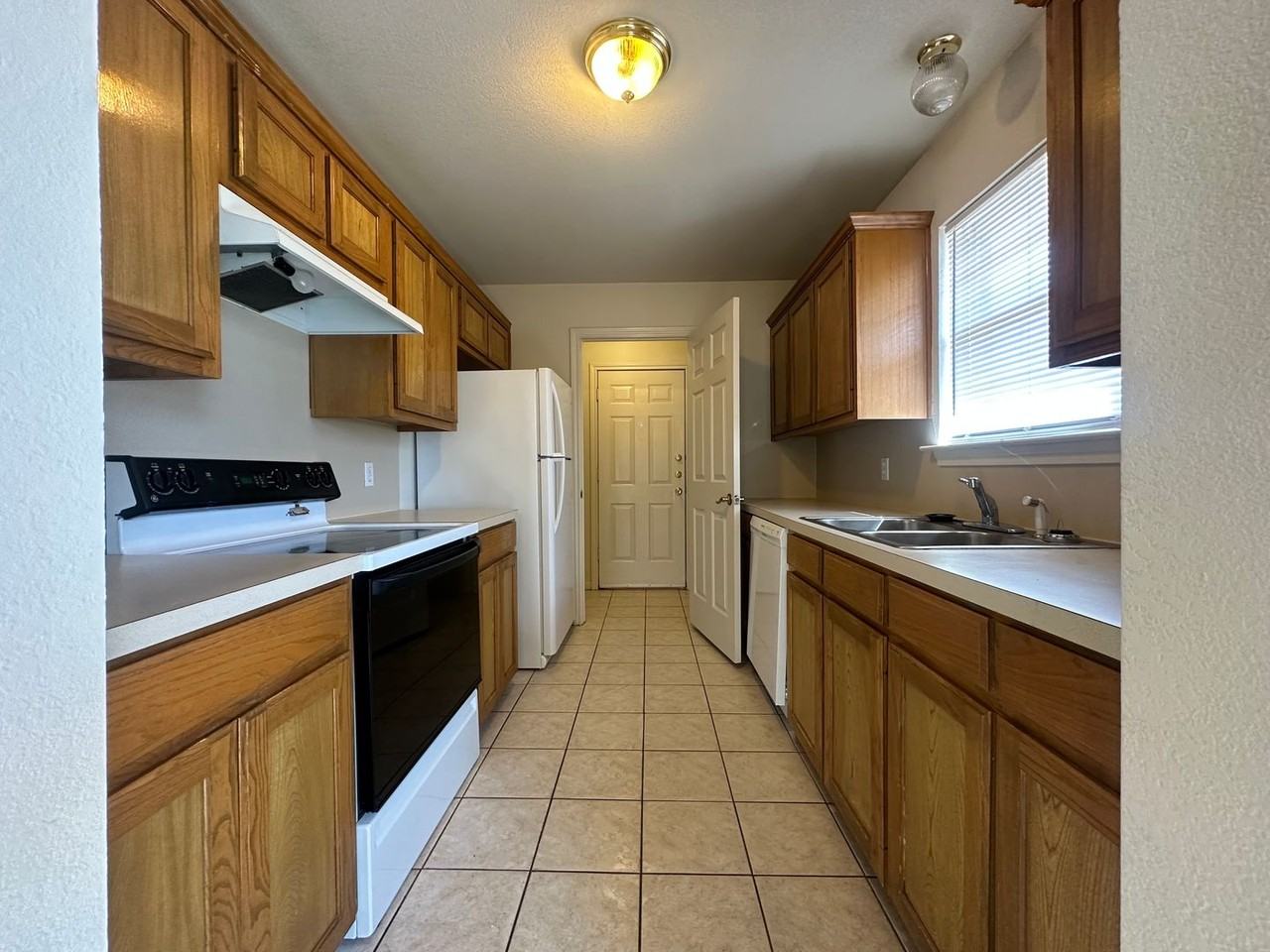 211 Cathy Dr - Photo 4 of 8