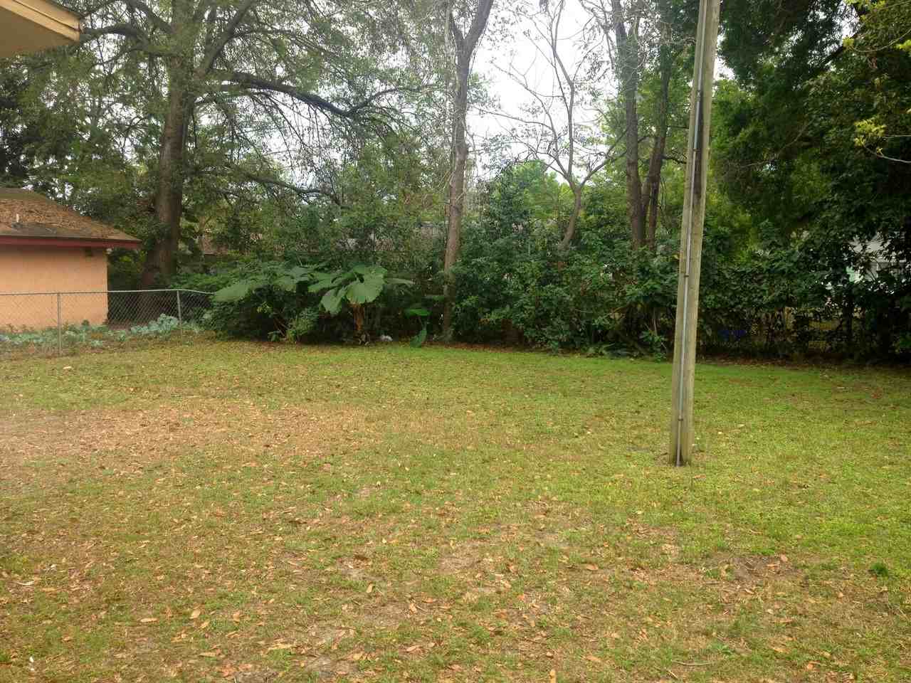 1028 W 11th St - Photo 2 of 10