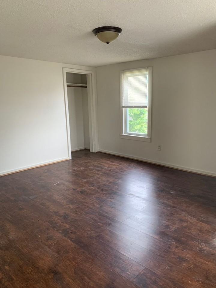 506 E Race St - Photo 2 of 45