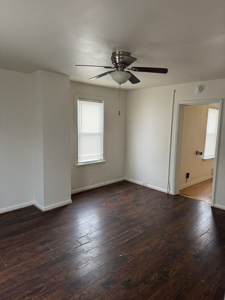 506 E Race St - Photo 3 of 45