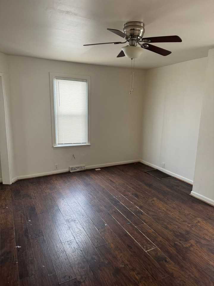 506 E Race St - Photo 4 of 45