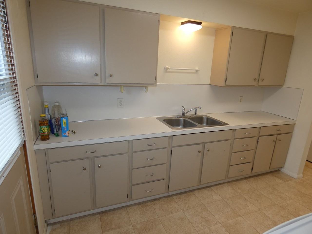 906 W 11th St - Photo 2 of 11