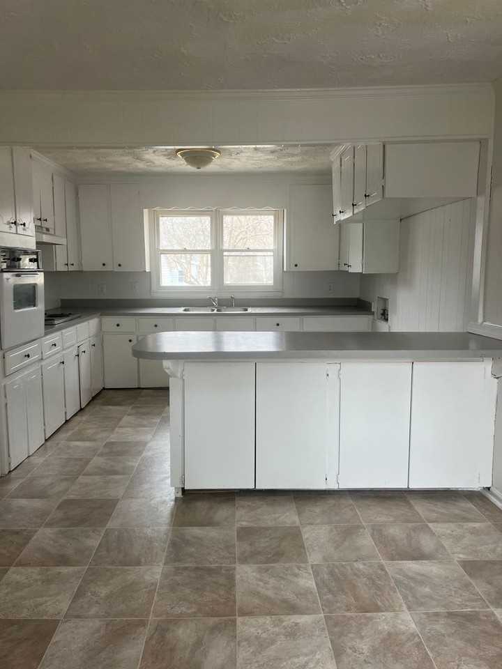 909 Skyland St - Photo 2 of 7