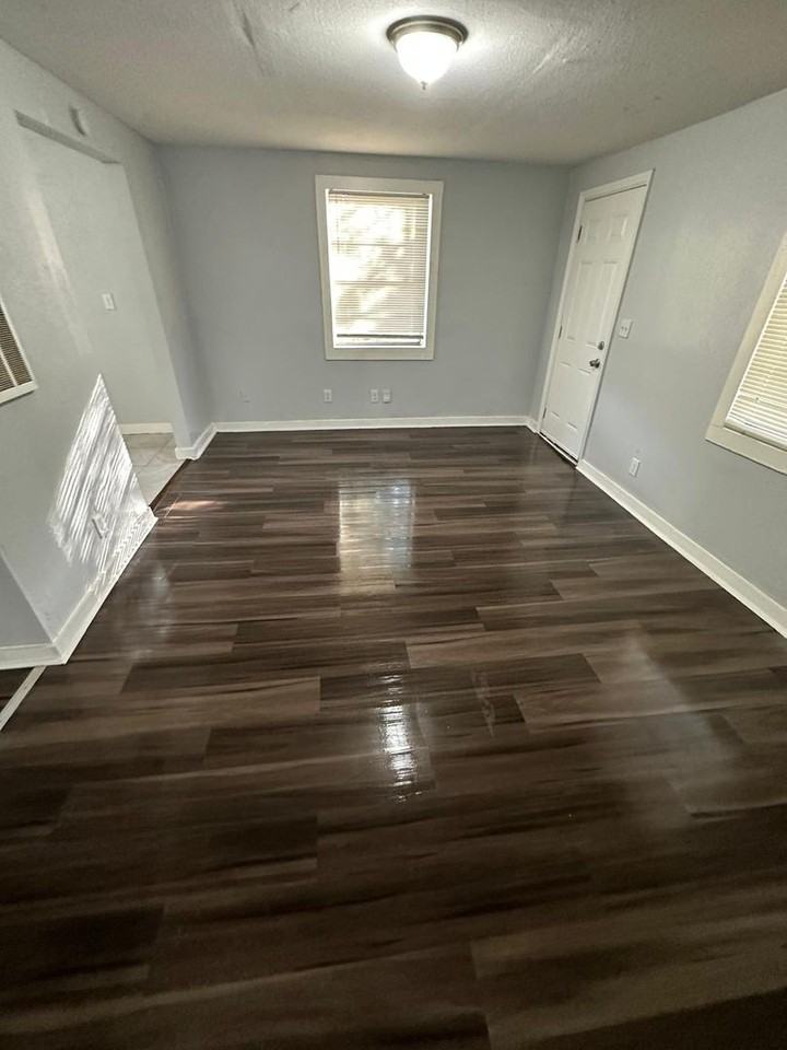 917 W 30th St - Photo 2 of 29