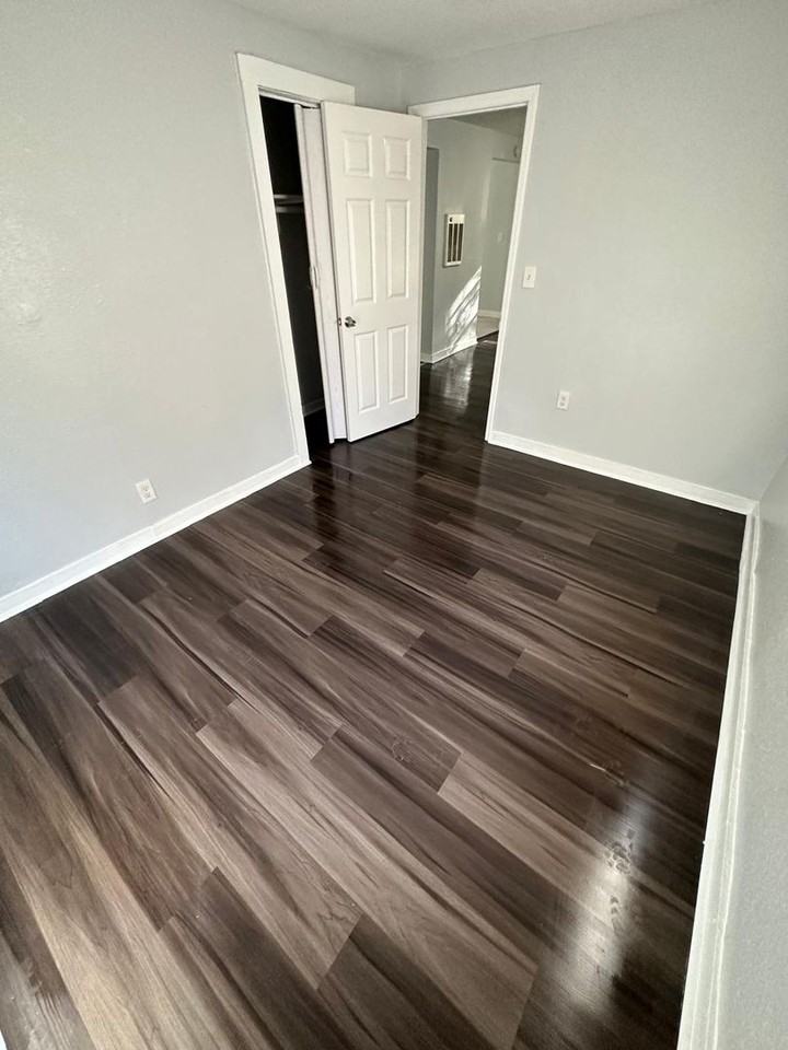 917 W 30th St - Photo 3 of 29