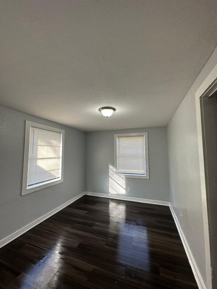 917 W 30th St - Photo 4 of 29