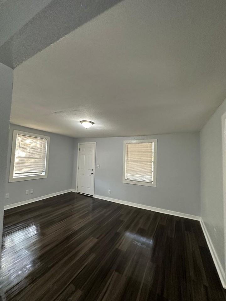 917 W 30th St - Photo 5 of 29