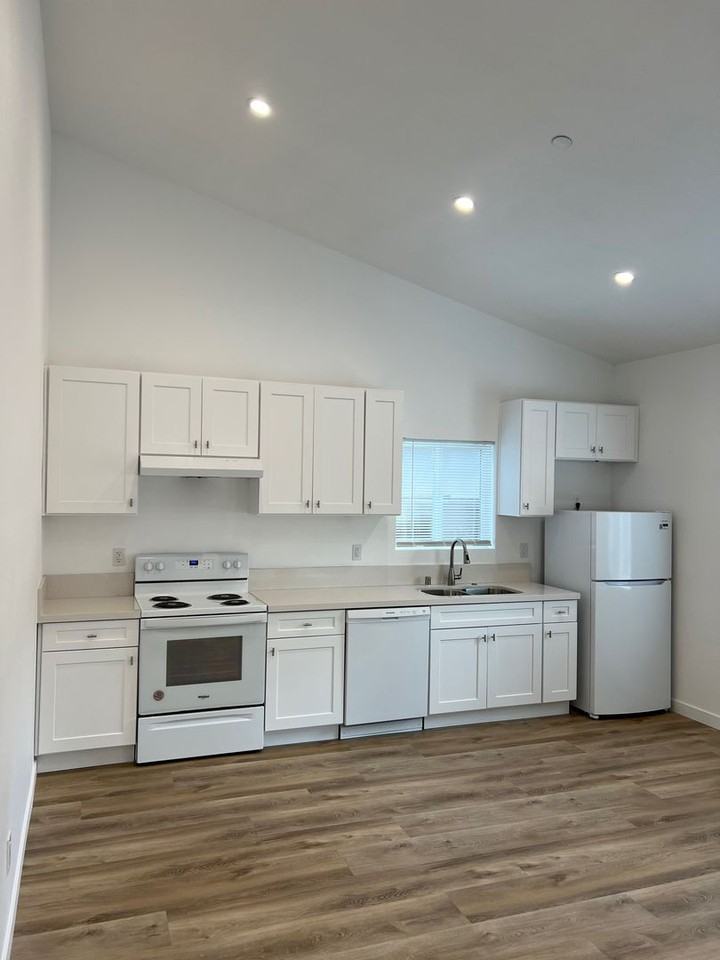 564 N Waverly St - Photo 2 of 20
