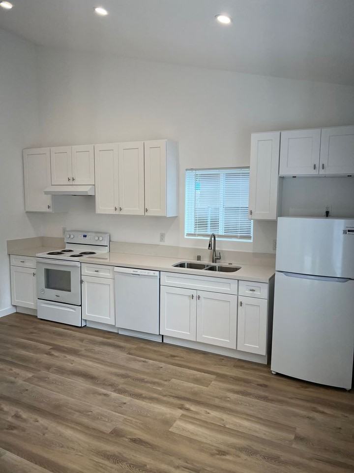 564 N Waverly St - Photo 3 of 20