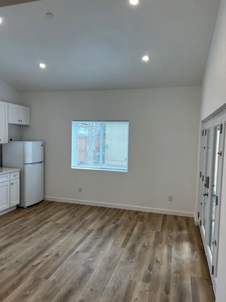 564 N Waverly St - Photo 4 of 20