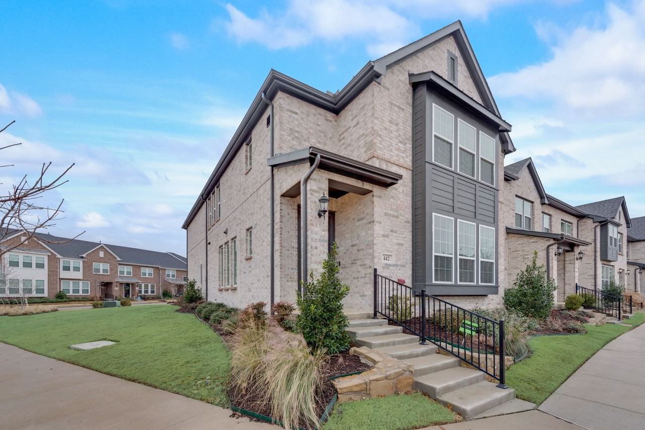 442 Matthew Dr - Photo 2 of 25