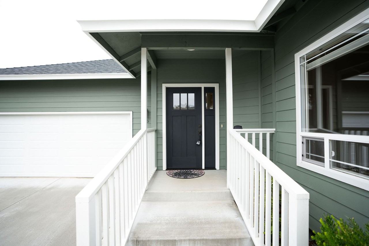 46 Blue Spruce Dr - Photo 2 of 48