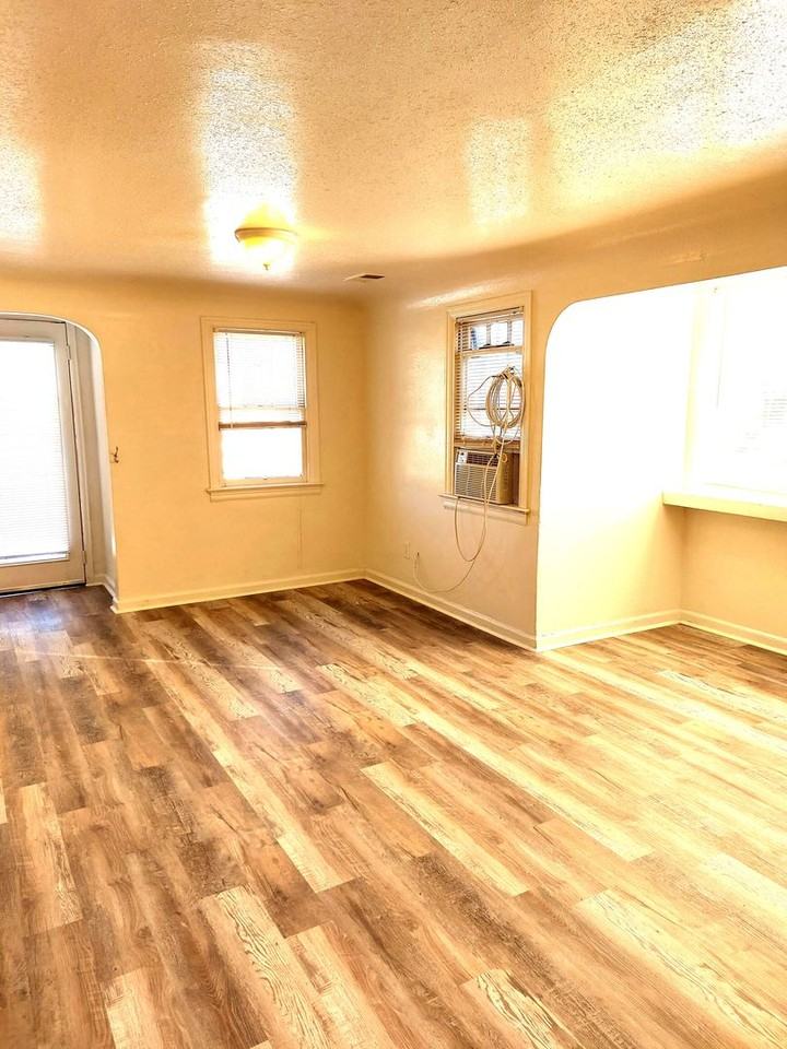 820 23rd St - Photo 3 of 10