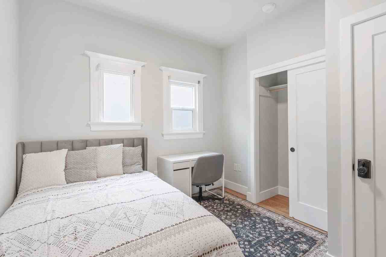 1022 G St - Photo 4 of 39