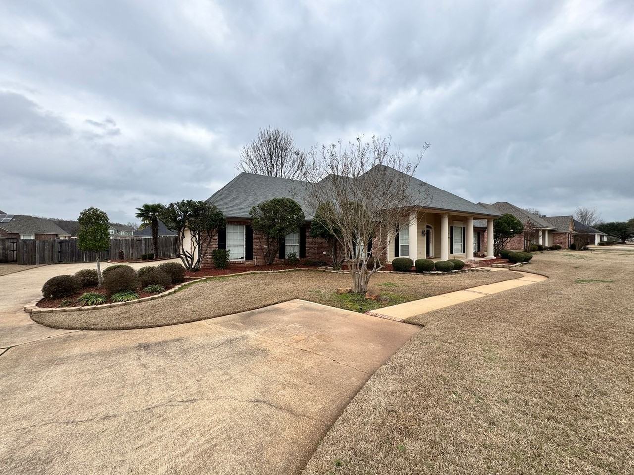 335 Crosscreek Dr - Photo 2 of 37