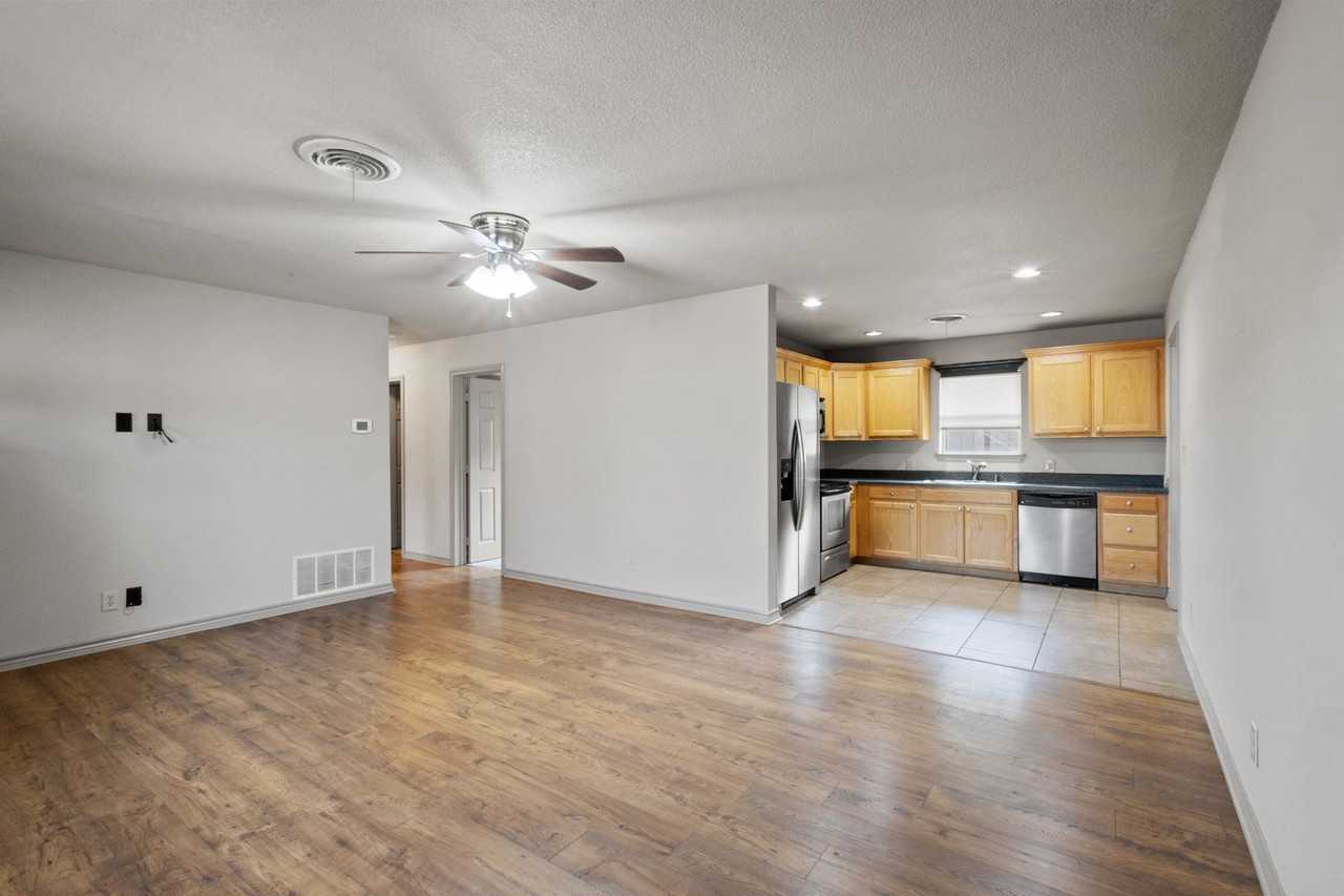 1004 N Cates St - Photo 2 of 30