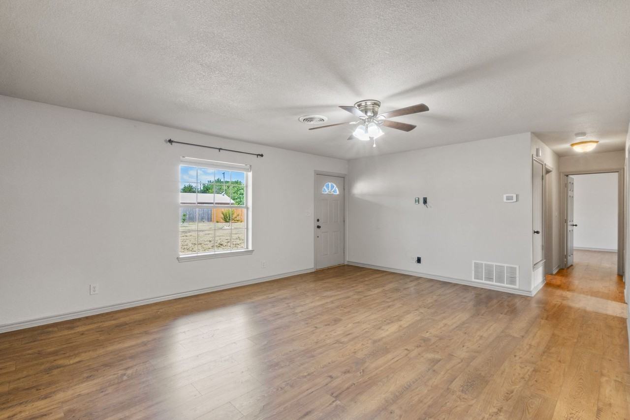 1004 N Cates St - Photo 3 of 30