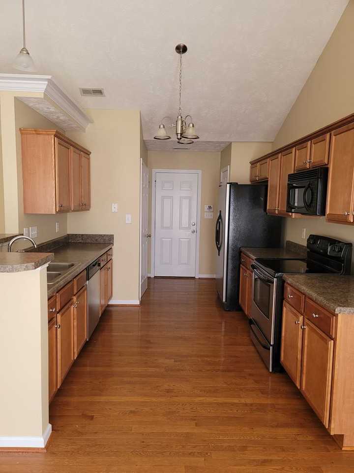 5625 Thackeray Dr - Photo 5 of 15
