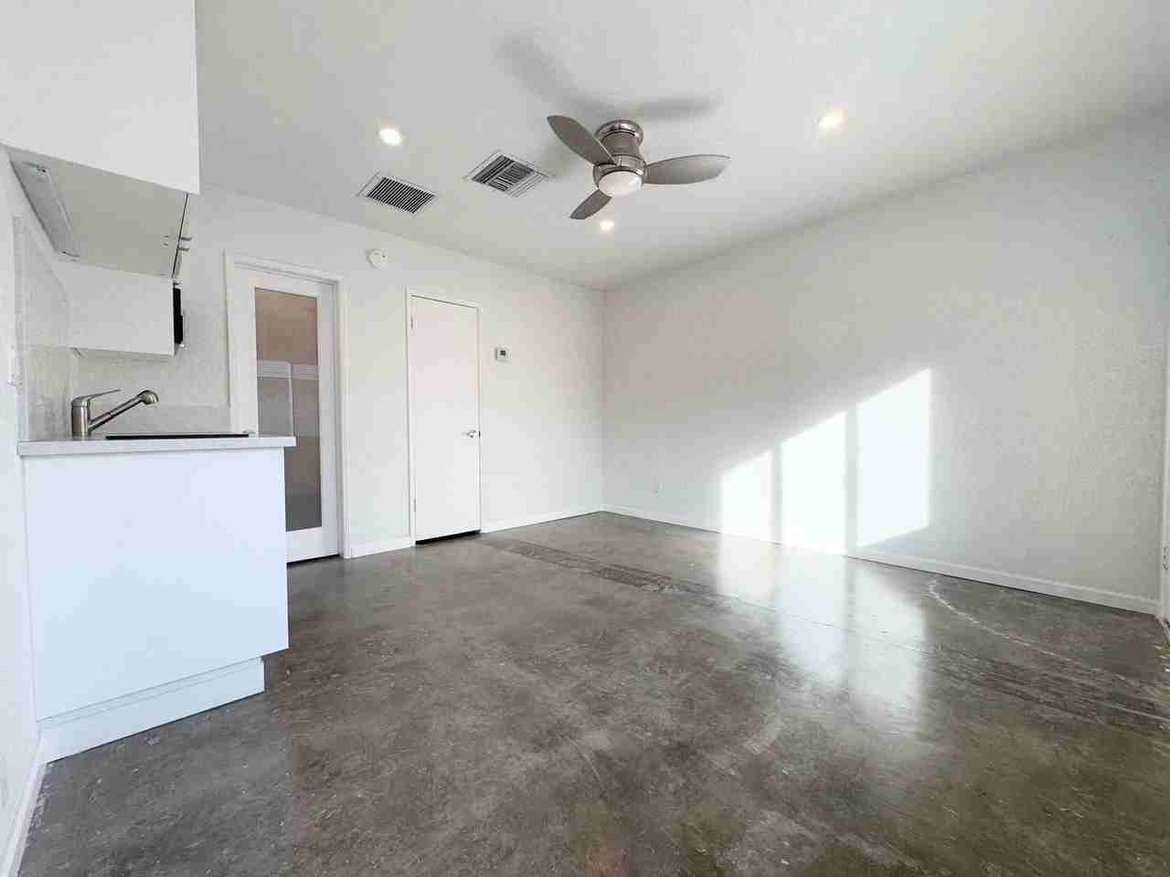 700 N Riverside Dr #4 - Photo 5 of 17